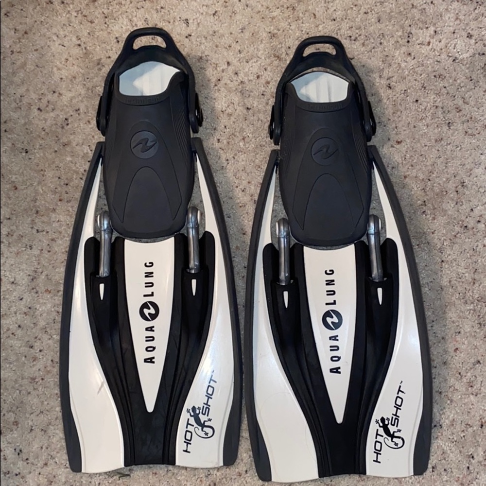 BARELY USED AQUALUNG FINS!! SIZE MEDIUM/REGULAR
